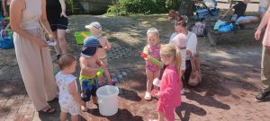 Wasser Turnstunde der Eltern Kind Gruppe